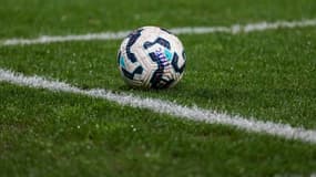 Une illustration d'un ballon de football pendant un match de Coupe de France en décembre 2024