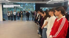 Des lycéens lors de la minute de silence observée en hommage à Samuel Paty et Dominique Bernard, le 14 octobre 2024 au lycée Charles Mérieux de Lyon.