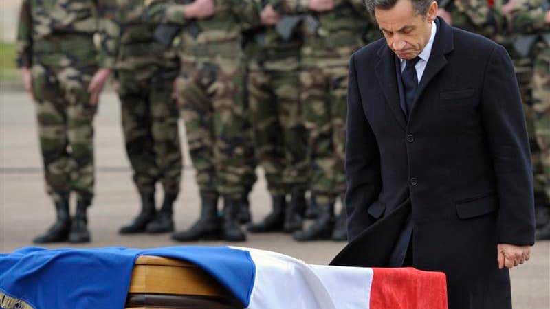 Dans l'enceinte du 17e régiment du génie parachutiste de Montauban, Nicolas Sarkozy préside un hommage national aux trois soldats morts sous les balles du tueur au scooter. Une cérémonie à laquelle ont assisté cinq autres candidats à la présidentielle: Fr