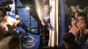Julian Alaphilippe débouche le champagne