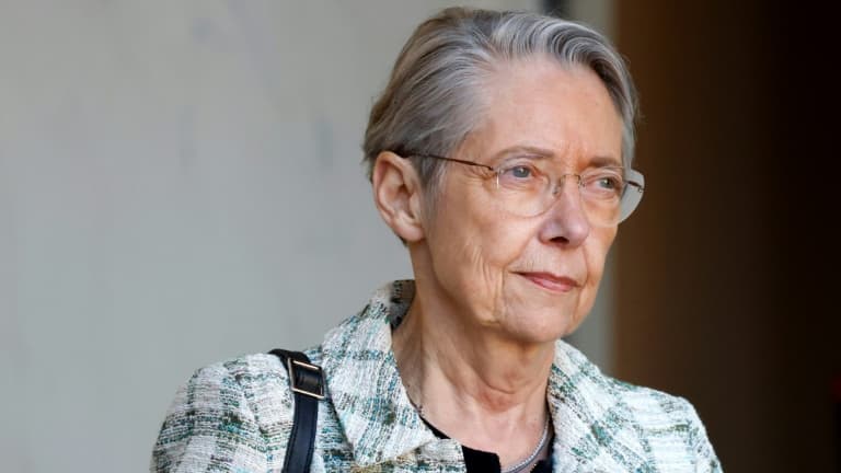 La ministre français de l'Éducation Elisabeth Borne quitte le Palais présidentiel de l'Élysée à Paris le 19 mars 2025