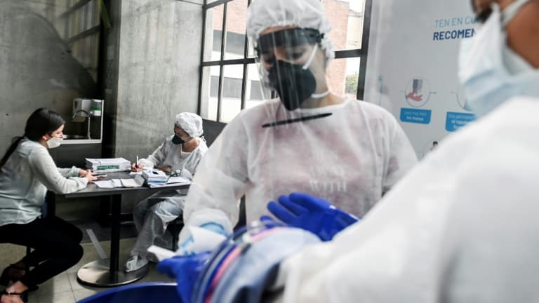 Tests au Covid-19 aléatoires dans une station de métro de Medellin (Colombie), le 6 juillet 2020