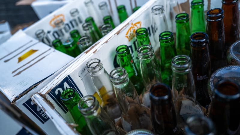 Tarifs douaniers: plusieurs provinces du Canada bannissent l'alcool américain de leurs magasins