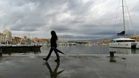 Une femme marche le long du Vieux-Port de Marseille, le 4 octobre 2021