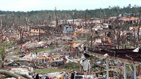 Pratt City, dans la banlieue de Birmingham, dans l'Alabama. L'Alabama fait partie de la demi-douzaine d'etats du Sud frappés ces derniers jours par des tempêtes et tornades qui ont fait au total 174 victimes au moins. /Photo prise le 28 avril 2011/REUTERS