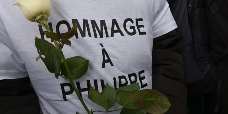 Une personne porte un t-shirt en hommage à Philippe, un jeune homme de 22 ans tué par un groupe de jeunes dans la nuit du 16 avril 2024, à Grande-Synthe (Nord), le 19 avril 2024.