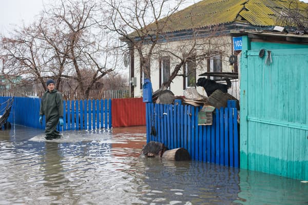 Un habitant de Petropavl (Kazakhstan), les pieds dans l'eau à cause de violentes inondations, le 10 avril 2024.