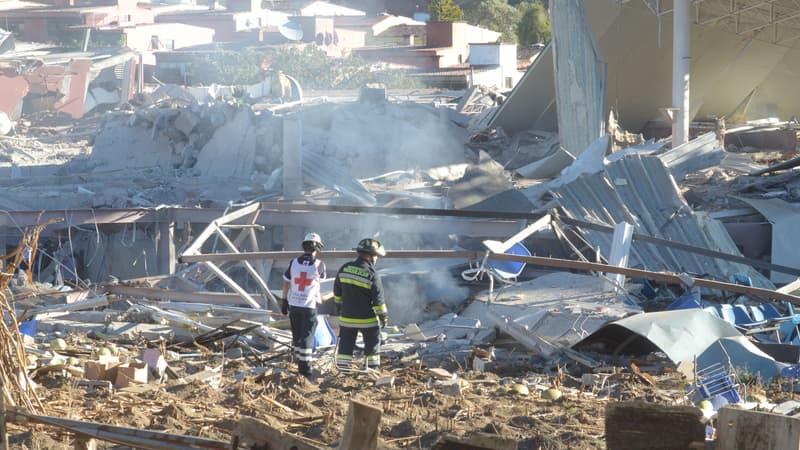 Des secours fouillent les décombres à la recherche de victimes, jeudi 29 janvier, sur les lieux de l'explosion, à Cuajimalpa. 