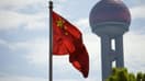 Le drapeau chinois flottant devant un gratte-ciel de la ville de Shanghai (photo d'illustration).