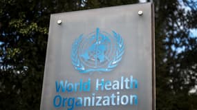 Cette photographie montre un panneau de l'Organisation mondiale de la santé (OMS) affiché à son siège à Genève le 13 mars 2025.