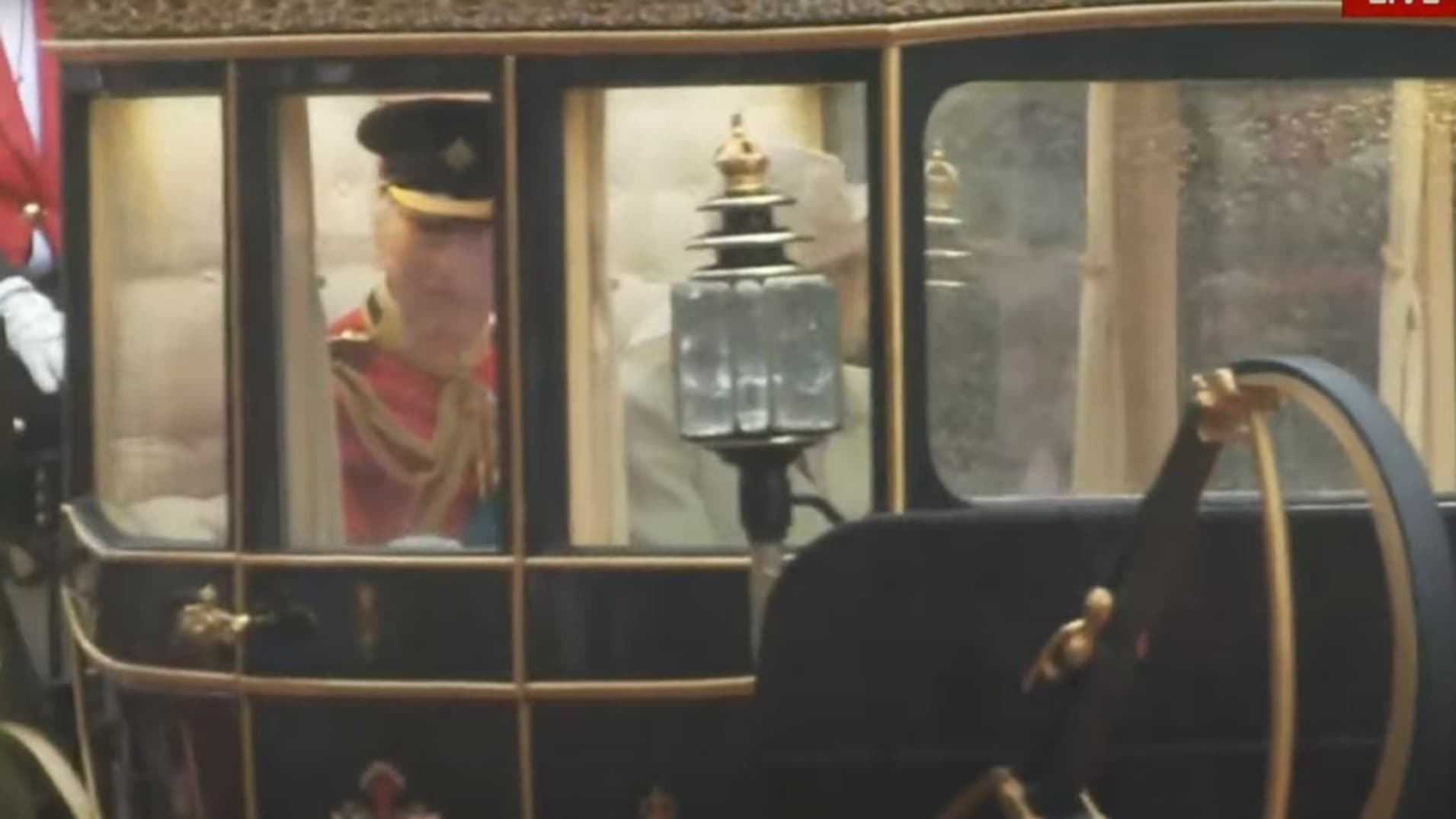 Le roi Charles et la reine Camilla dans leur carrosse pour regagner Buckingham, le 15 juin 2024 durant Trooping The Colour