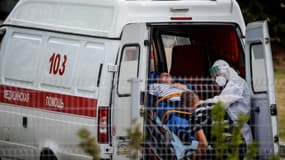 Des personnels soignants prennent en charge un homme à son arrivée à l'hôpital, à Kommunarka près de Moscou, le 30 juin 2021 (photo d'illustration)