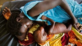 Une mère et son enfant malnutri le 11 octobre 2016 à Aweil au Sud Soudan