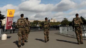 Des militaires de l'opération Sentinelle, au pied de la Tour Eiffel, à Paris