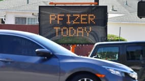 Un panneau devant un centre de vaccination de Los Angeles annonce "Pfizer aujourd'hui" le 3 mai 2021. (photo d'illustration)