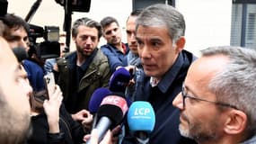 Olivier Faure le 2 mai 2022 à Paris lors de son arrivée au QG des insoumis
