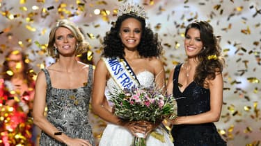 Alicia Aylies, Miss France 2017, entourée de Sylvie Tellier et Iris Mittenaere, lors de son élection à Montpellier, le 17 décembre 2017