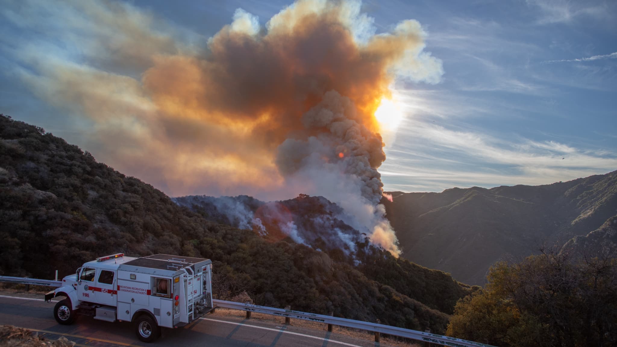 Un camion de pompiers roule sur la route de Piuma alors que l'incendie de Franklin brûle dans les montagnes le 10 décembre 2024 près de Malibu, en Californie.