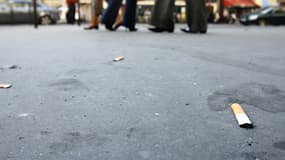 Le gouvernement bruxellois réclame 200.000 euros à l'industrie du tabac, correspondant à l'argent public dépensé pour la collecte de mégots de cigarette en rue.
