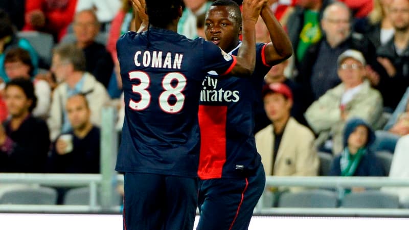 Kingsley Coman félicite Hervin Ongenda après son but