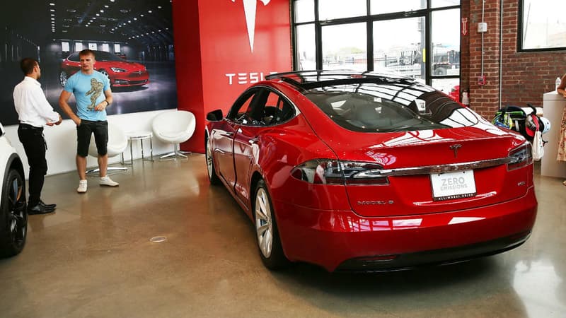 Une Tesla Model S dans une concession à New-York (Etats-Unis).