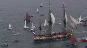 L'Hermione, réplique de la frégate de La Fayette, est apparue lundi vers 13H00 à l'entrée du goulet de Brest.L'Hermione arrive le 23 juillet 2015 dans le port de Saint-Pierre-et-Miquelon