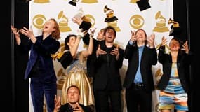 Le groupe canadien Arcade Fire a été couronné dimanche lors de la cérémonie des Grammy Awards en recevant le prix de l'album de l'année pour "The Suburbs". /Photo prise le 13 février 2011/REUTERS/Mario Anzuoni