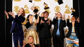 Le groupe canadien Arcade Fire a été couronné dimanche lors de la cérémonie des Grammy Awards en recevant le prix de l'album de l'année pour "The Suburbs". /Photo prise le 13 février 2011/REUTERS/Mario Anzuoni