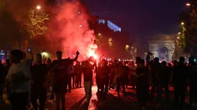 Des supporters du Paris Saint-Germain célèbrent la victoire du PSG lors de la finale de la Ligue des champions de l'UEFA entre le Paris Saint-Germain (PSG) et l'Inter Milan à Munich, sur l'avenue des Champs-Élysées à Paris, le 31 mai 2025.