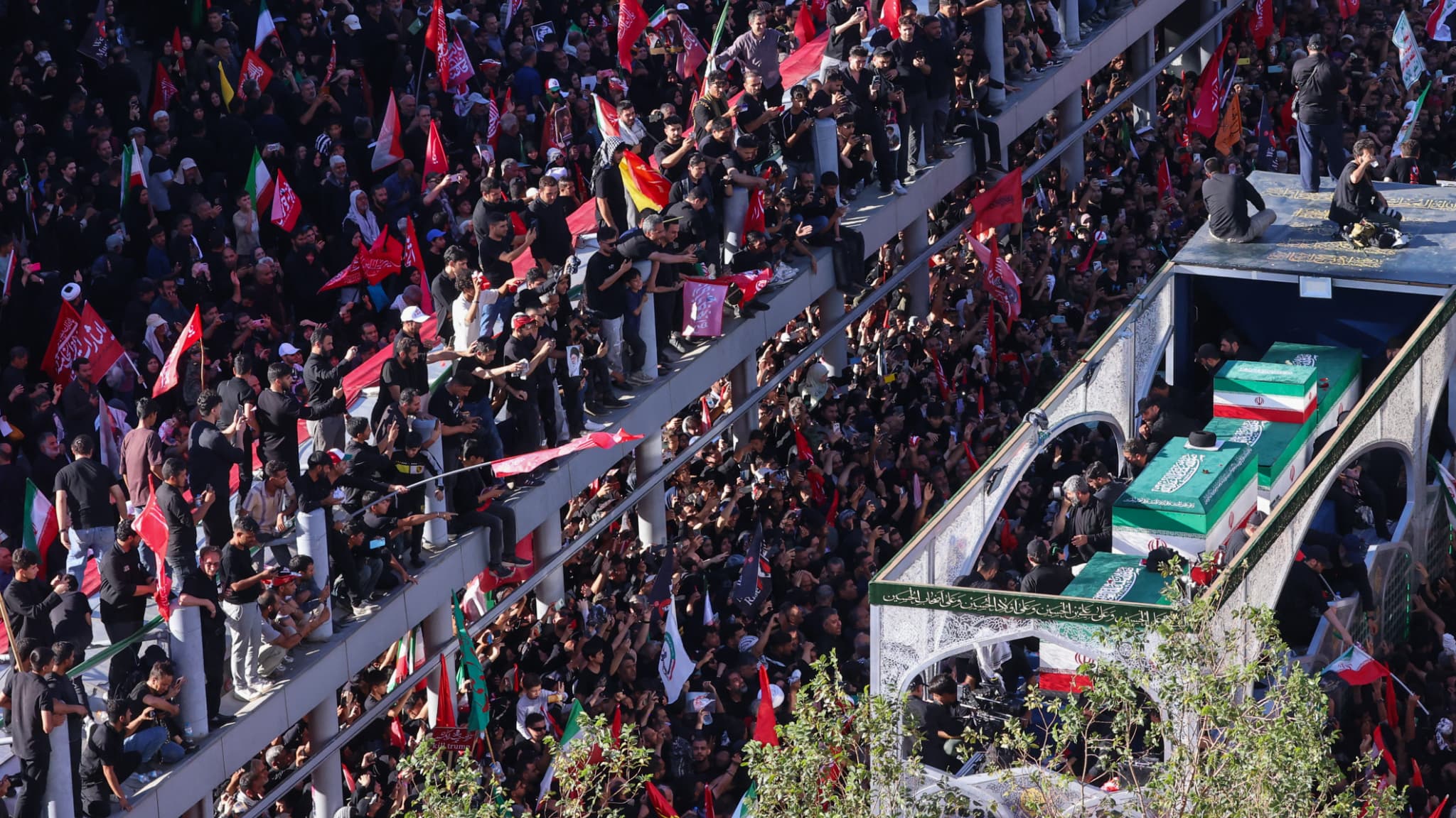 Une foule en deuil entoure le convoi transportant les cercueils du guide suprême iranien assassiné, Ali Khamenei, à Mashhad, le 9 juillet 2026.