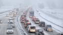Des chutes de neige ont bloqué les automobilistes sur les routes près d'Alberville le 27 décembre 2014.