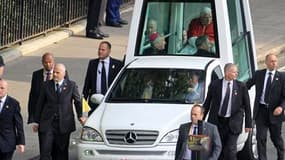Le séjour, vendredi, à Londres de Benoît XVI a été marquée par l'arrestation de cinq individus soupçonnés par Scotland Yard de préparer un attentat contre le pape. /Photo prise le 17 septembre 2010/REUTERS/Gareth Fuller/POOL