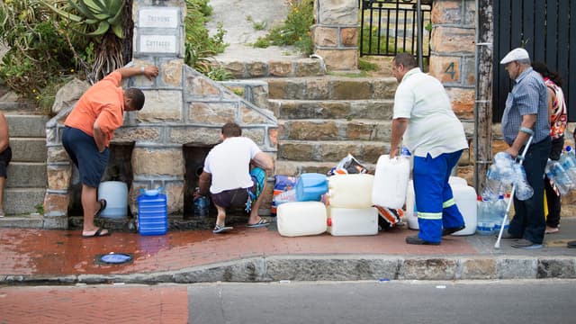 Des Sud-Africains viennent chercher de l'eau potable dans une source publique, près du Cap, le 19 janvier 2018.