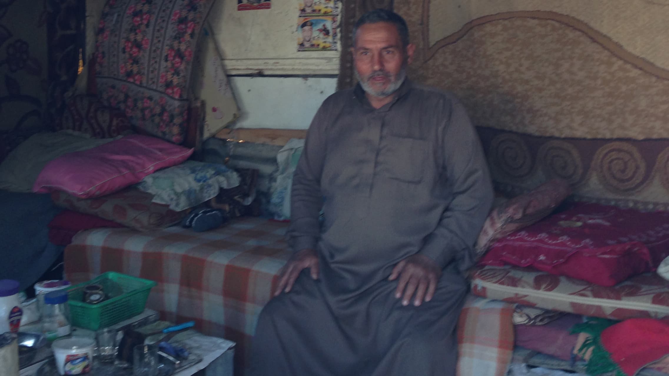 Mahmoud, dans son abri de fortune Mahmoud, dans son abri de fortune