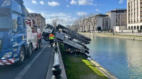 Un camion a failli basculer dans le canal Saint-Martin ce vendredi à Paris.