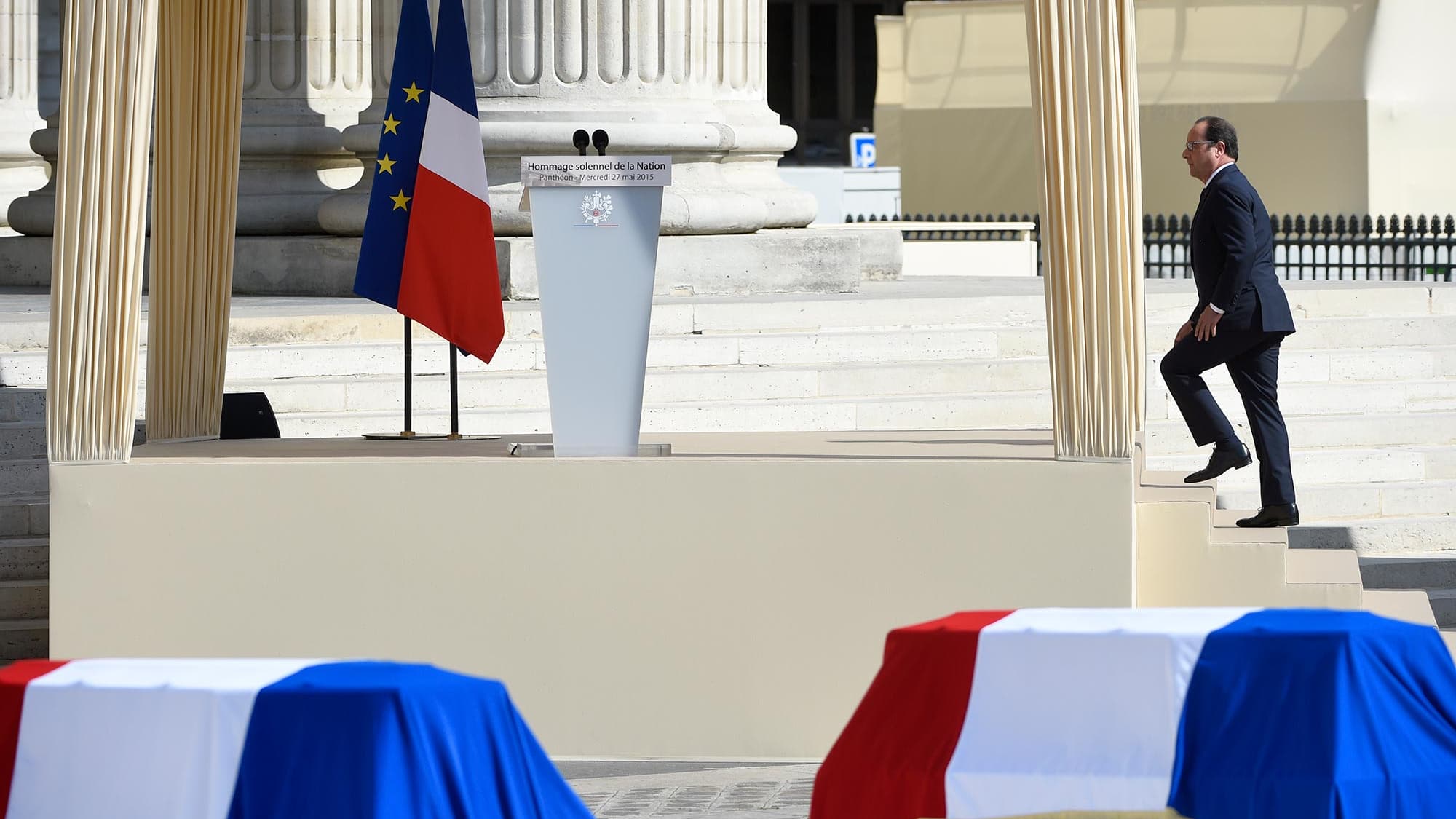 François Hollande monte sur la tribune dressée devant le Panthéon afin de prononcer son discours. François Hollande monte sur la tribune dressée devant le Panthéon afin de prononcer son discours.