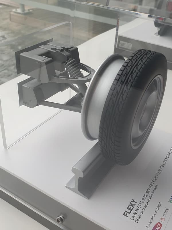 Navette Flexy: la roue hybride route/rail développée par Michelin