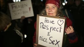 Une femme tient une pancarte "Ayez du respect et du bon sexe" pendant une manifestation à Cologne le 5 janvier 2016