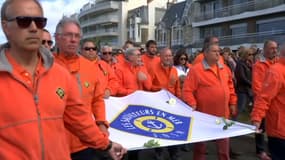 Une marche silencieuse pour rendre hommage aux trois sauveteurs de la SNSM morts vendredi a débuté lundi matin aux Sables-d'Olonne
