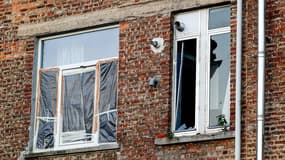 Les fenêtres de l'appartement où les suspects étaient retranchés. Des tirs ont été échangés par ces ouvertures entre les suspects et la police.