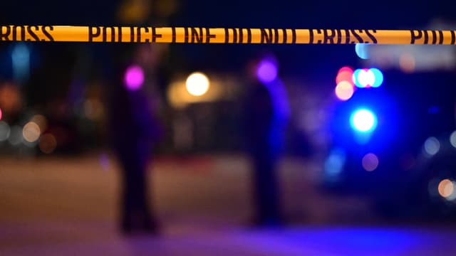 Un cordon de police sur la scène d'une fusillade survenue à Monterey Park aux États-Unis, le 22 janvier 2023