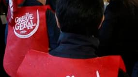 Des syndicalistes bloquent l'entrée d'une usine Volkswagen dans la banlieue de Lisbonne. Les deux principaux syndicats du Portugal ont organisé mercredi leur première grève générale commune depuis 1988, destinée à protester contre les mesures d'austérité