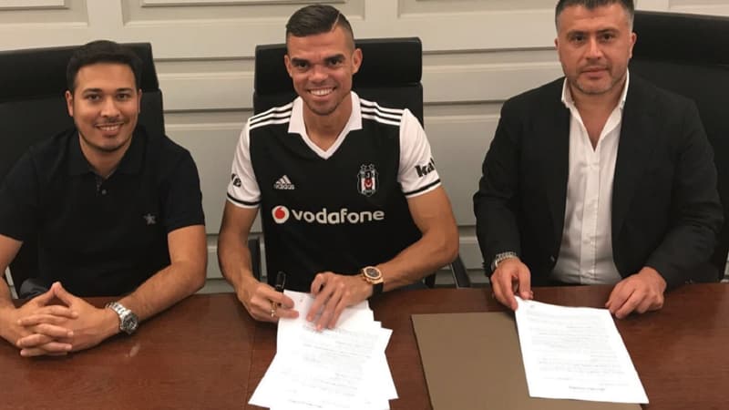 Pepe et son nouveau maillot du Besiktas.