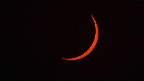 L'éclipse solaire vue depuis Lausanne, en Suisse, ce vendredi matin. L'éclipse solaire vue depuis Lausanne, en Suisse, ce vendredi matin.