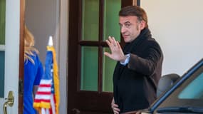 Emmanuel Macron arrive à la Maison Blanche avant sa rencontre avec le président américain Donald Trump, le 24 février 2025 à Washington, aux États-Unis.