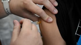 Une infirmière injecte une dose du vacccin contre le papillomavirus à un élève lors d'une campagne de vaccination dans un collège près de Rennes, le 9 octobre 2023