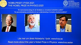 Les trois lauréats du prix Nobel de physique (de g à d): l'Américano-japonais Syukuro Manabe, l'Allemand Klaus Hasselmann et l'Italien Giorgio Parisi apparaissent sur l'écran de l'Académie royale des sciences de Suède à Stockholm, le 5 octobre 2021