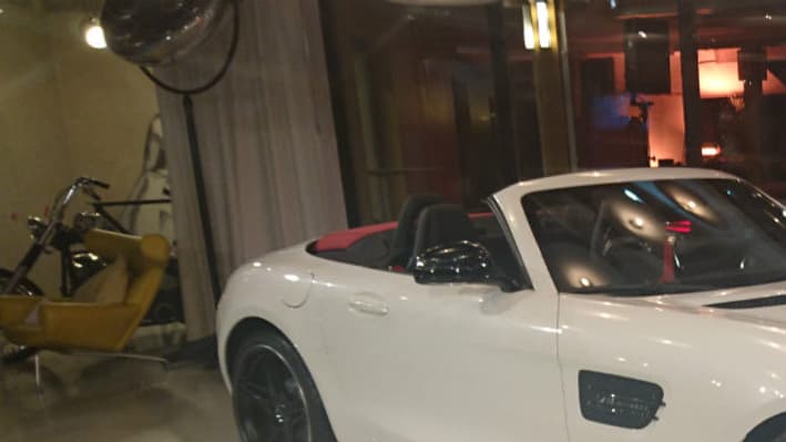 Pas mal en blanche non plus, même s'il s'agit de la version la moins puissante du V8 Pas mal en blanche non plus, même s'il s'agit de la version la moins puissante du V8