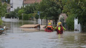 Pompiers dans les rues inondées de la ville de Trèbes (Aude), le 15 octobre 2018