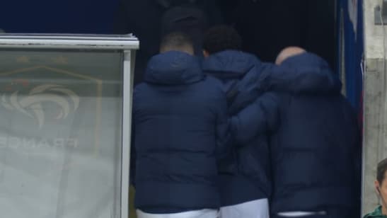 Warren Zaïre-Emery escorté par le staff médical des Bleus, 18 novembre 2023